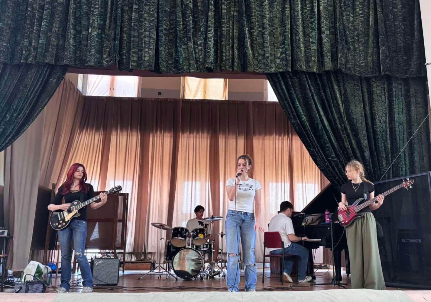 Шести елемент на Винтиџ хуманитарном базару