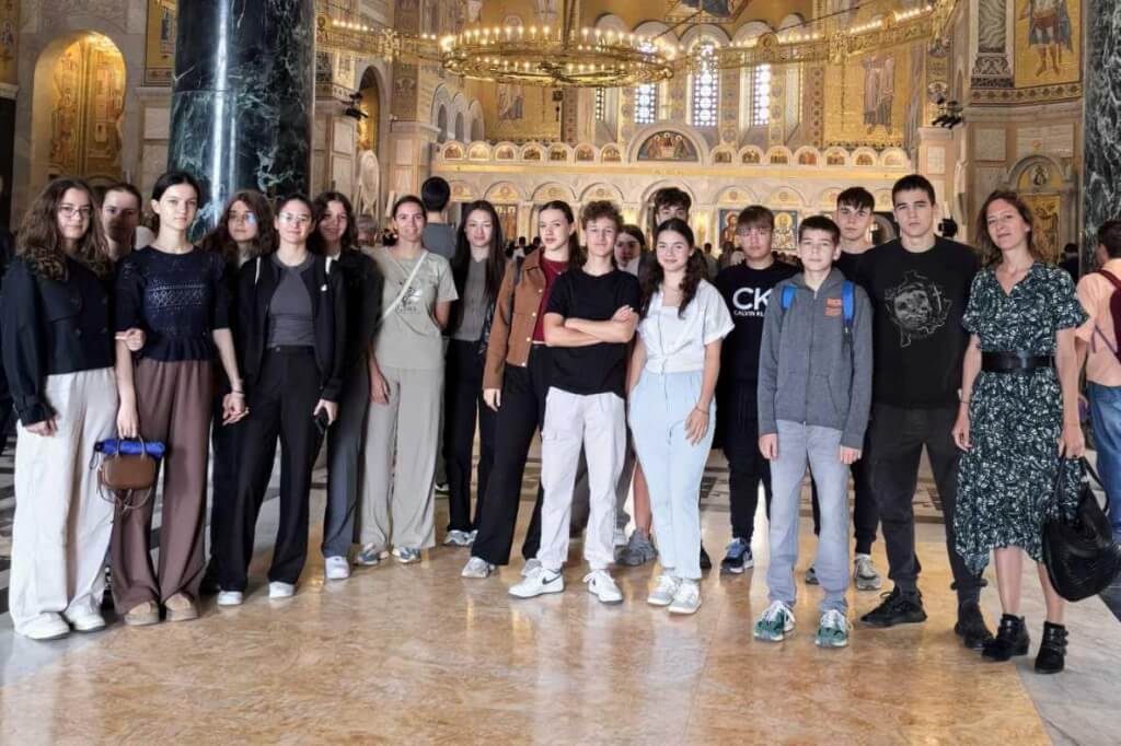 Ученици Шесте у Храму Светог Саве