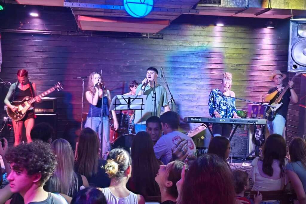 Концерт школског бенда „Шести елемент“ у клубу Фест