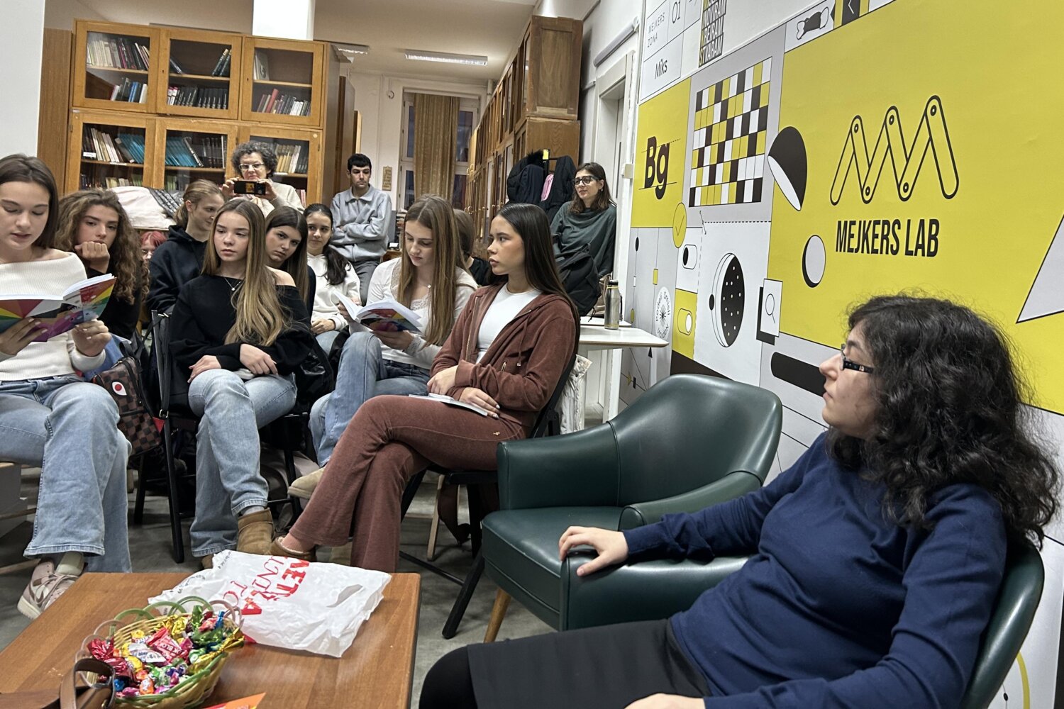 Мало другачији час