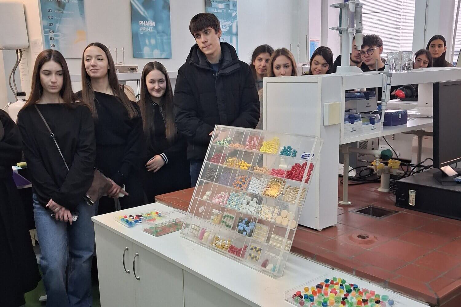 Посета матураната фармацеутском факултету